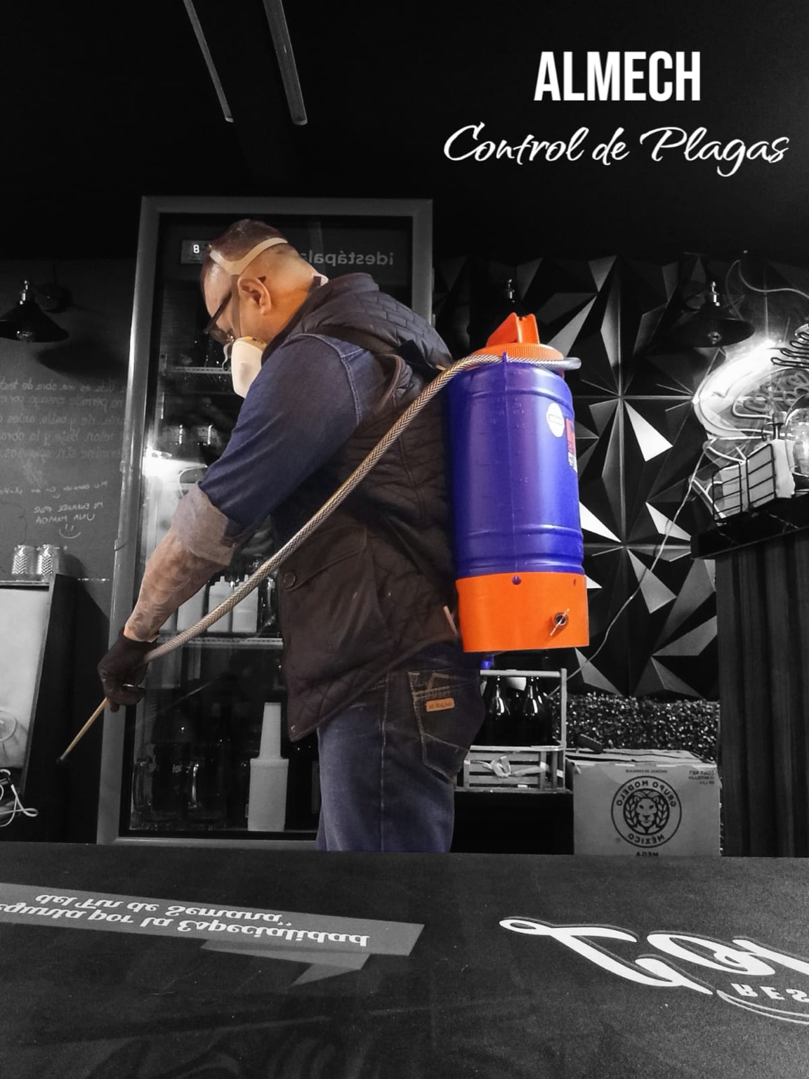 Personal de ALMECH realizando servicio